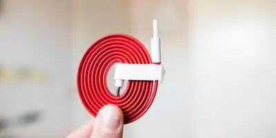 Скручений червоний USB кабель для зарядки